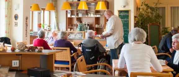 Speisesaal mit Senioren des Steigenberger Hof Penzberg