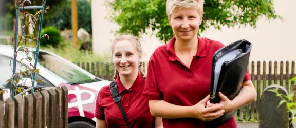 Zwei Mitarbeiterinnen des ambulanten Pflegedienstes Otto der Rummelsberger Diakonie