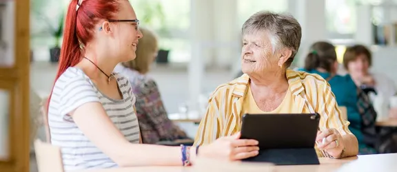 JJunge Frau und Seniorin mit Tablet beim Nachbarschaftstreff SIGENA Gibitzenhof 