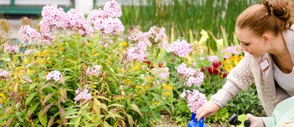 Pflegerin und Bewohnerin des Rummelsberger Stift Söcking gießen Blumen