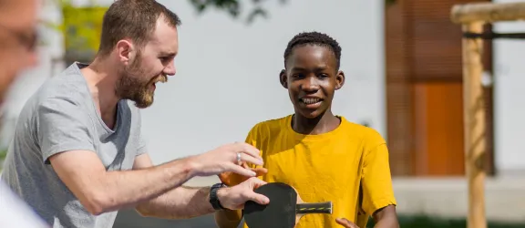 Pädagog*innen und Schüler spielen Tischtennis