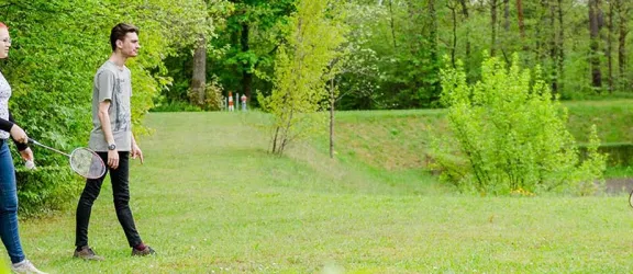 Junge Erwachsenen beim Federballspielen