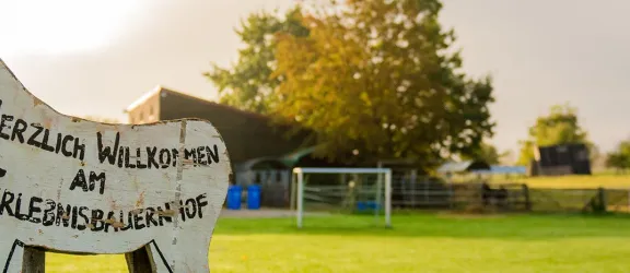 Schild Herzlich Willkommen am Erlebnisbauernhof Audorf