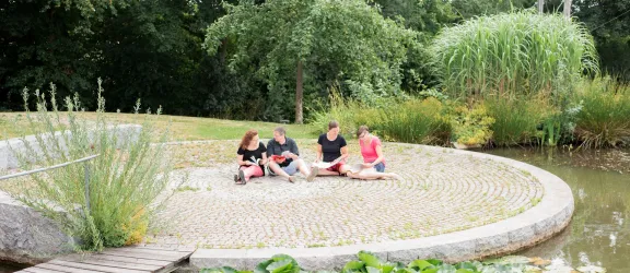 Vier Lernende im Garten der Fachschule für Heilerziehungspflege