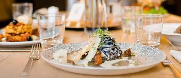 Teller mit schön angerichtetem Essen im Hotel Anders Nürnberg