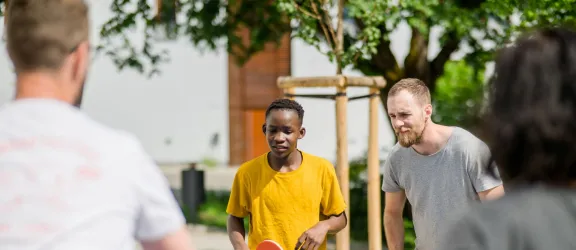 Jugendlicher und Pädagoge der therapeutischen Wohngruppe beim Tischtennisspielen