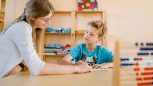 Für Kinder und Jugendliche mit besonderem Förderbedarf in den Bereichen Sprache, Lernen und sozial-emotionale Entwicklung. Sonderpädagogischen Lehrkräfte unterrichten und fördern die Schüler*innen individuell.