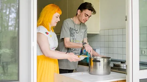 Zwei Auszubildende kochen zusammen