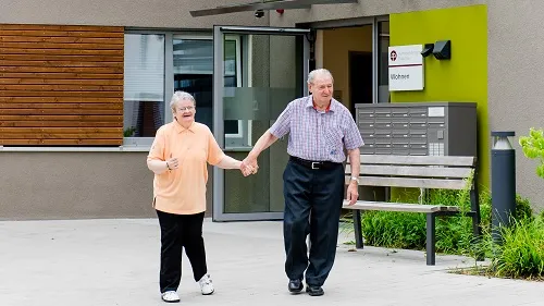 Mann und Frau halten sich an der Hand 