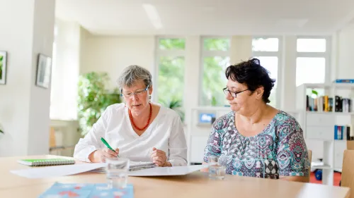 Zwei Frauen an einem Tisch