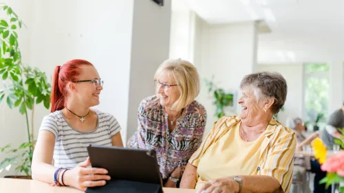 Drei Frauen am einem Laptop