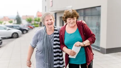 Zwei Frauen laufen durch die Stadt