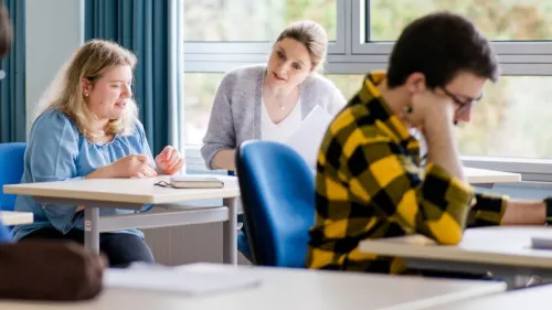 Schüler*innen und Lerhrerin im Klassenzimmer