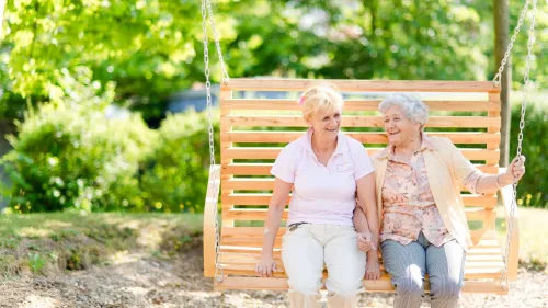 Zwei Frauen auf einer Schaukel