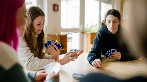 Jugendliche beim Kartenspielen