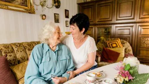 Seniorin beim Kaffee und Kuchen