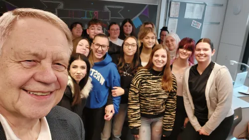 Karl Freller macht ein Selfie mit einem Teil der Klasse 