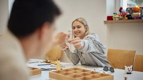 Lernende im Kunstunterricht