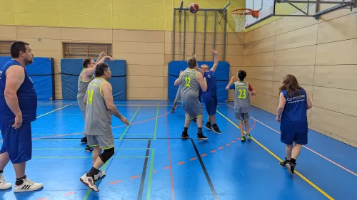 Packendes Spiel: Die Teilnehmenden beim Inklusions-Basketballturnier haben Spaß an der gemeinsamen Aktivität